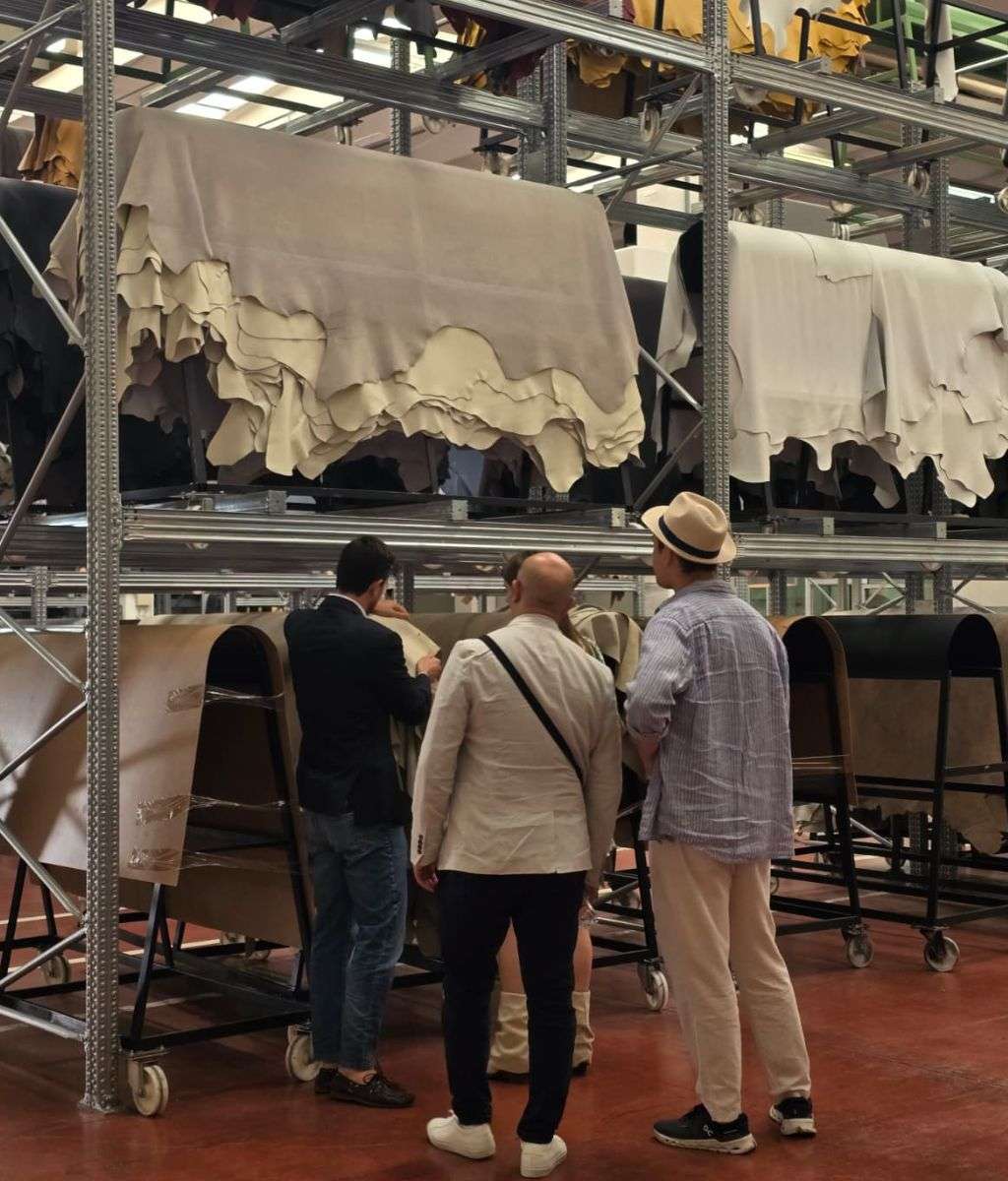 Stylish console table with unique art piece and vases from Dom Edizioni.