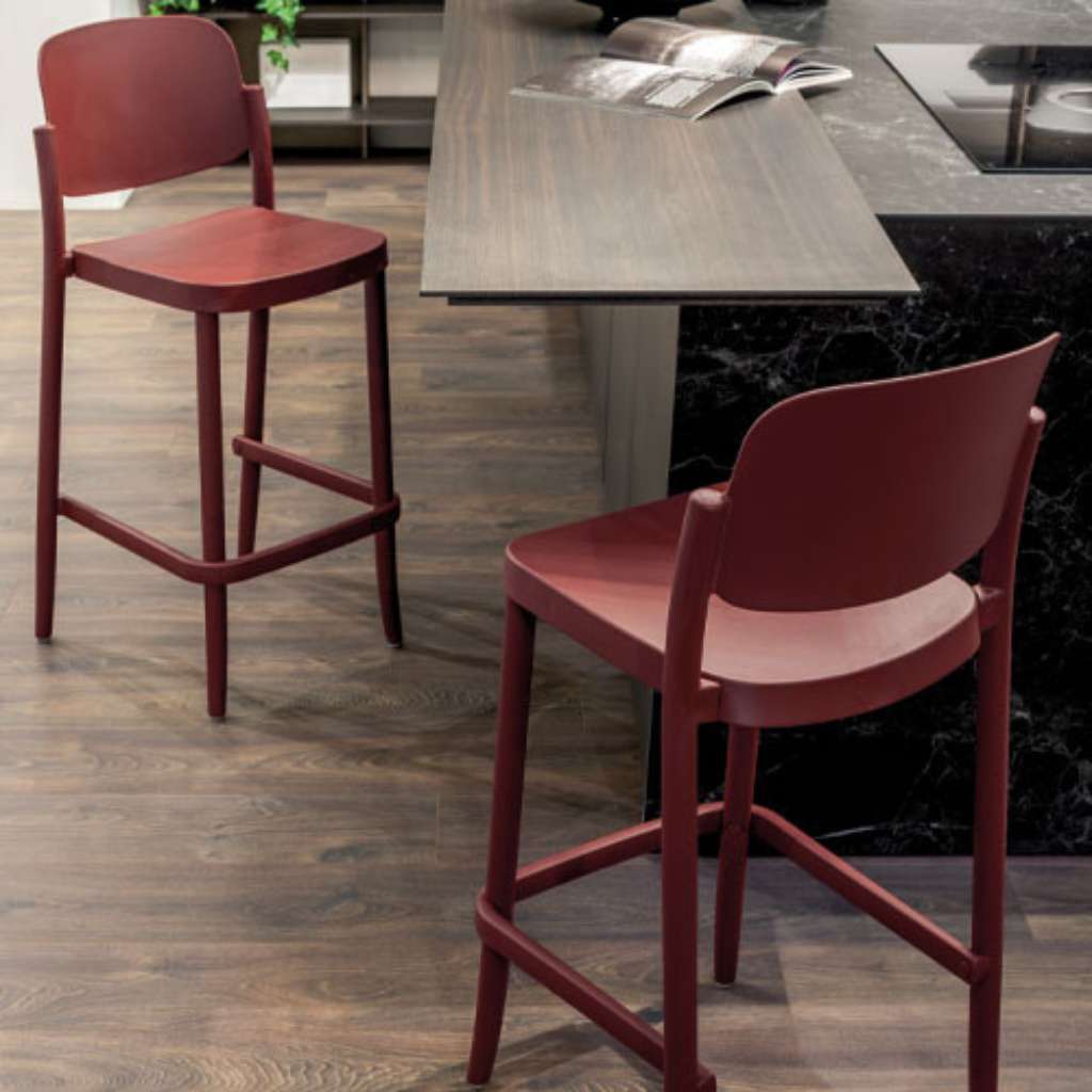 Altacom modern dining room with minimalist table and stylish chairs in natural setting.