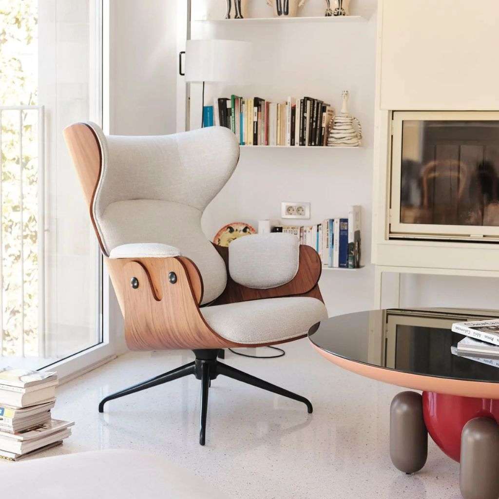 Comfortable BD Barcelona lounge chair with a wooden base in a chic living room.