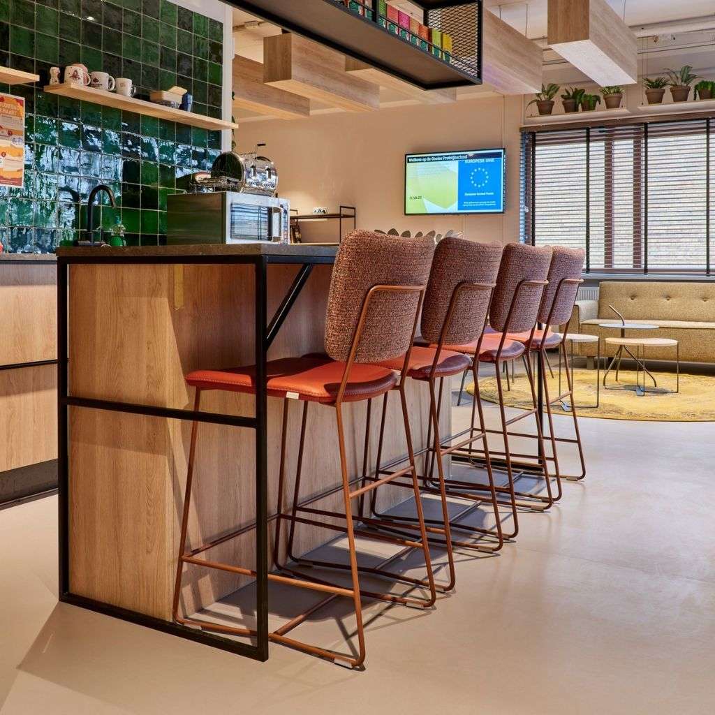 Modern kitchen bar with Bert Plantagie seating and stylish interior.