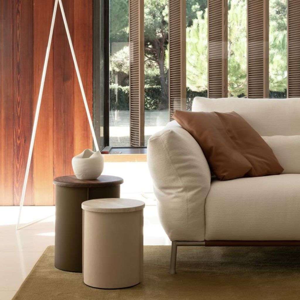 A stylish contemporary living room with Cierre 1972 furniture and a warm, welcoming atmosphere.