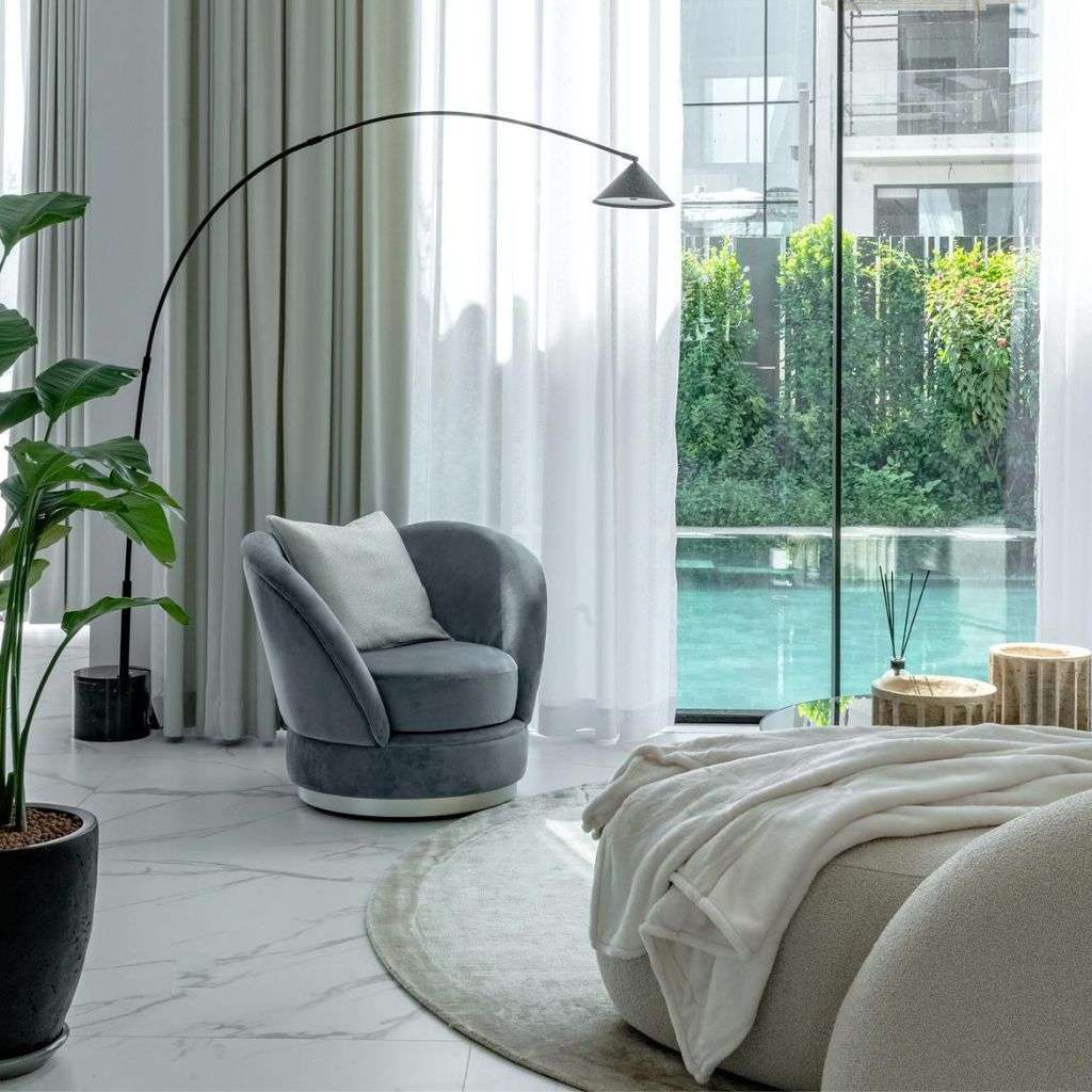 Chic lounge area with beige seating and a stunning chandelier by Collection Alexandra.