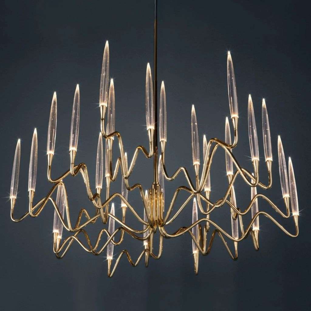 Il Pezzo Mancante chandelier with a sleek and modern brass finish.