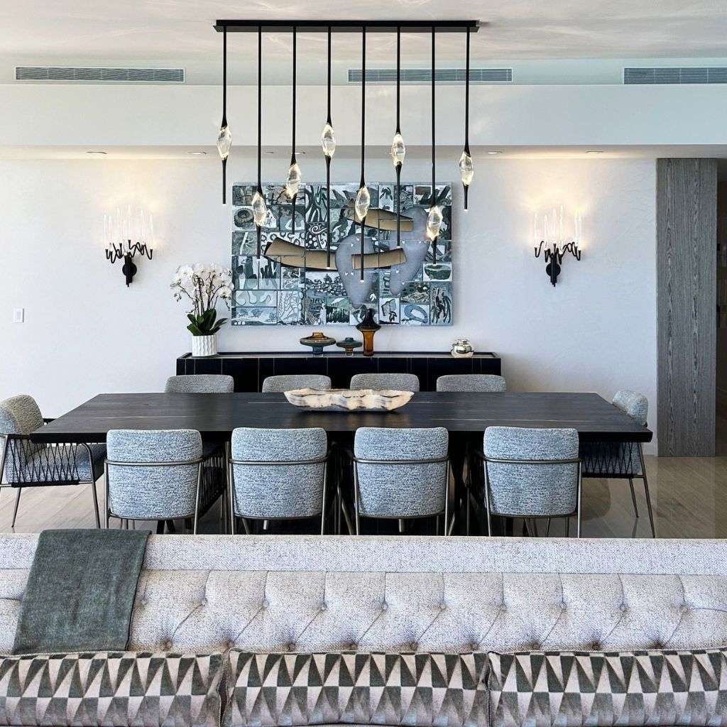 Il Pezzo Mancante exquisite lighting in a luxurious dining setup.