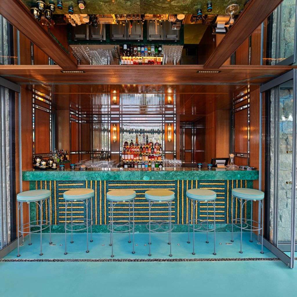 La Fibule cocktail bar with vibrant turquoise and marble detailing.