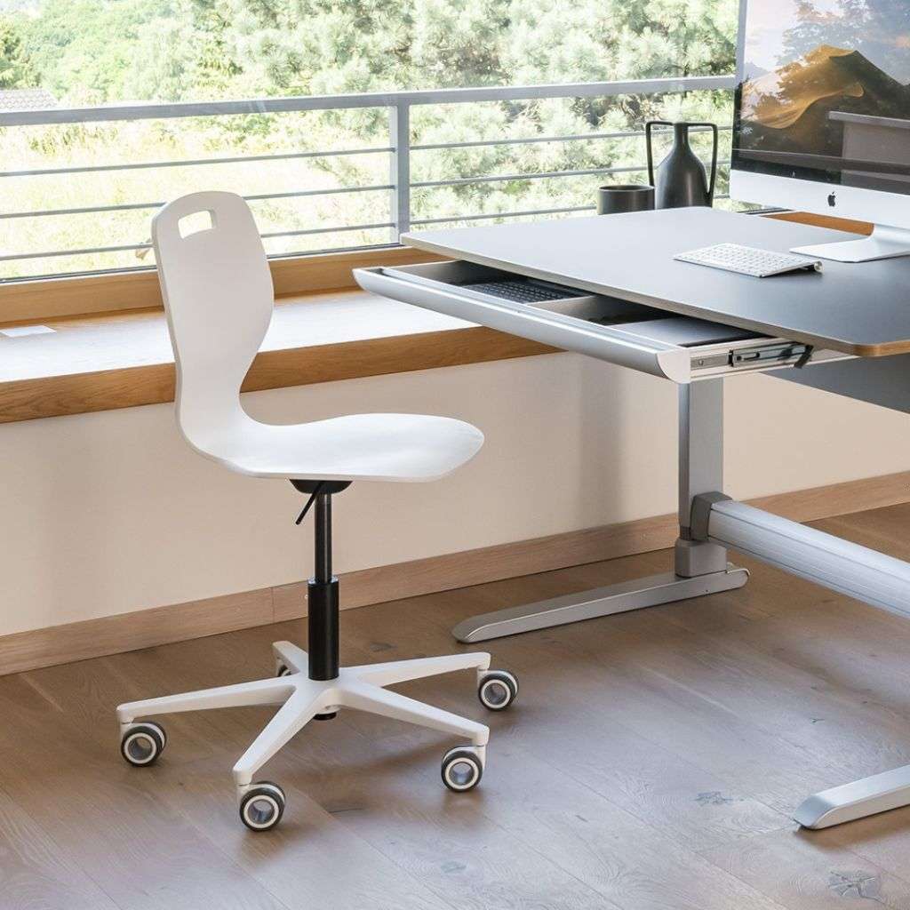 Simple white office chair with ergonomic design by Moll.