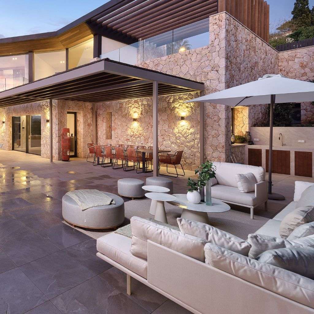 Point outdoor seating area in a luxurious patio with natural materials and cushions.