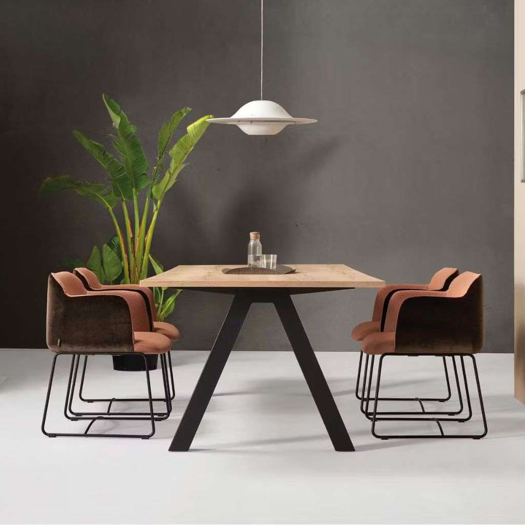 Quinti dining set with elegant chairs and a contemporary wooden table.