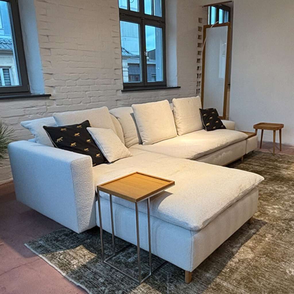 Contemporary office chair by Signal Design, offering comfort and style for productive workspaces.