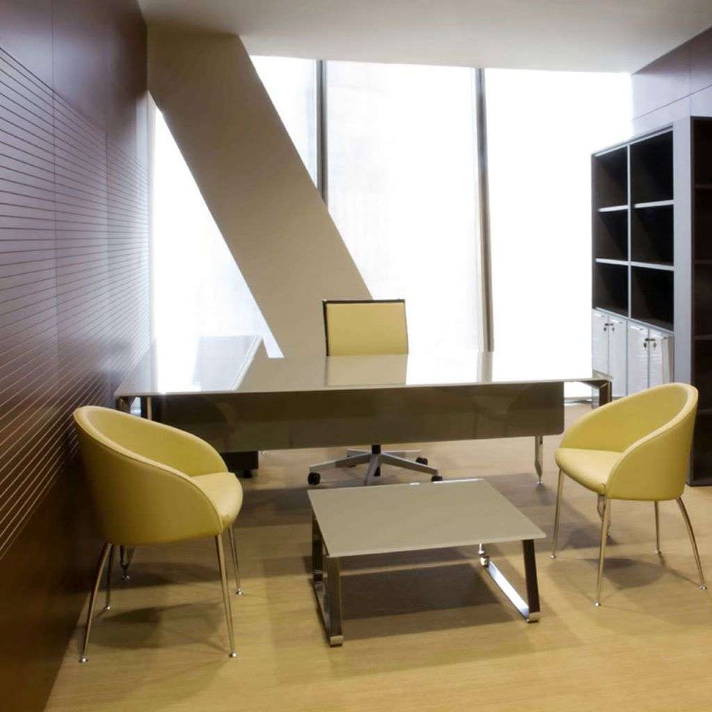 Modern executive desk setup featuring Uffix’s premium design for professional environments.