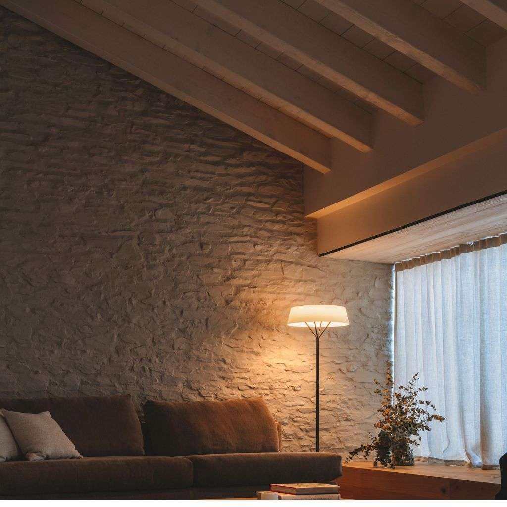 Vibia’s contemporary floor lamp enhancing a stylish, minimalist living room.