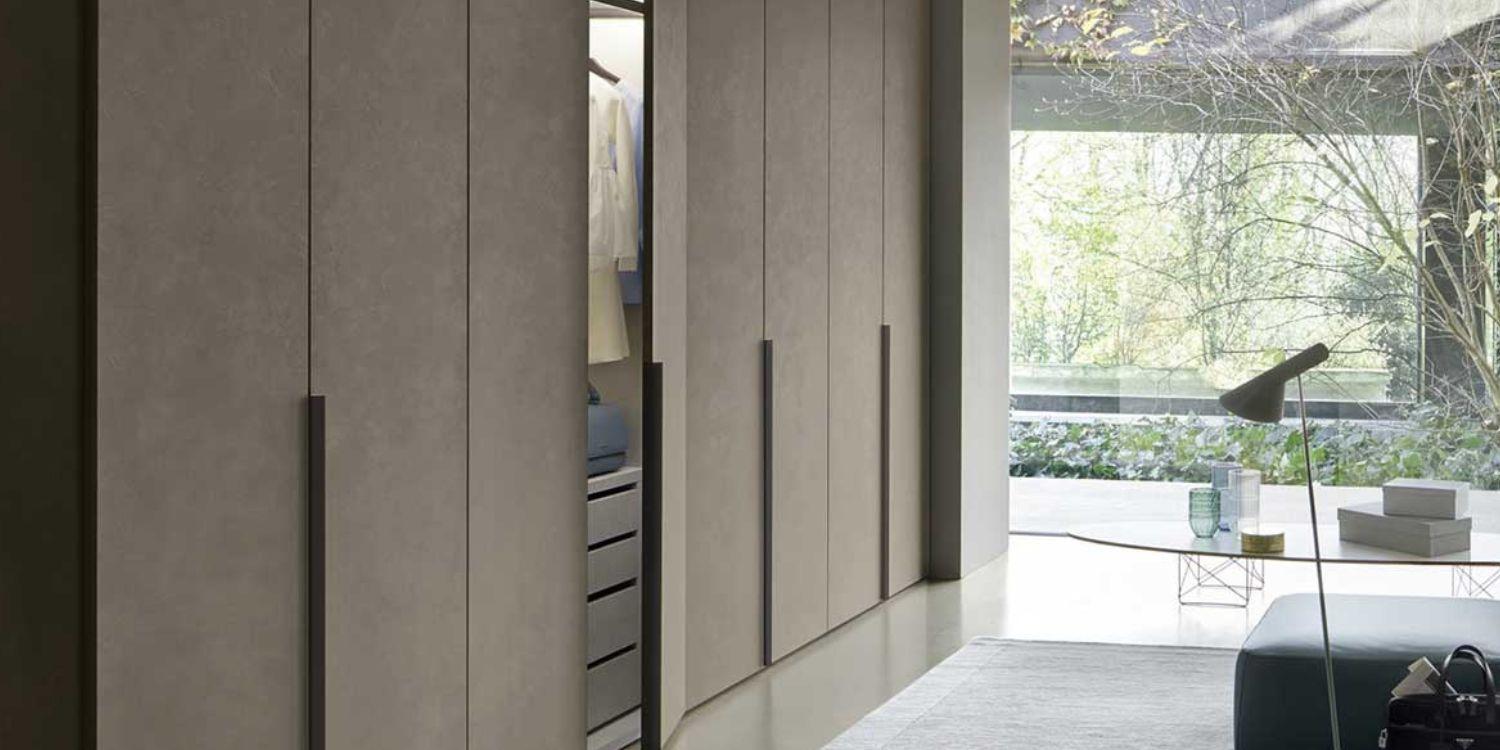 What is the difference between fitted and built-in wardrobes?