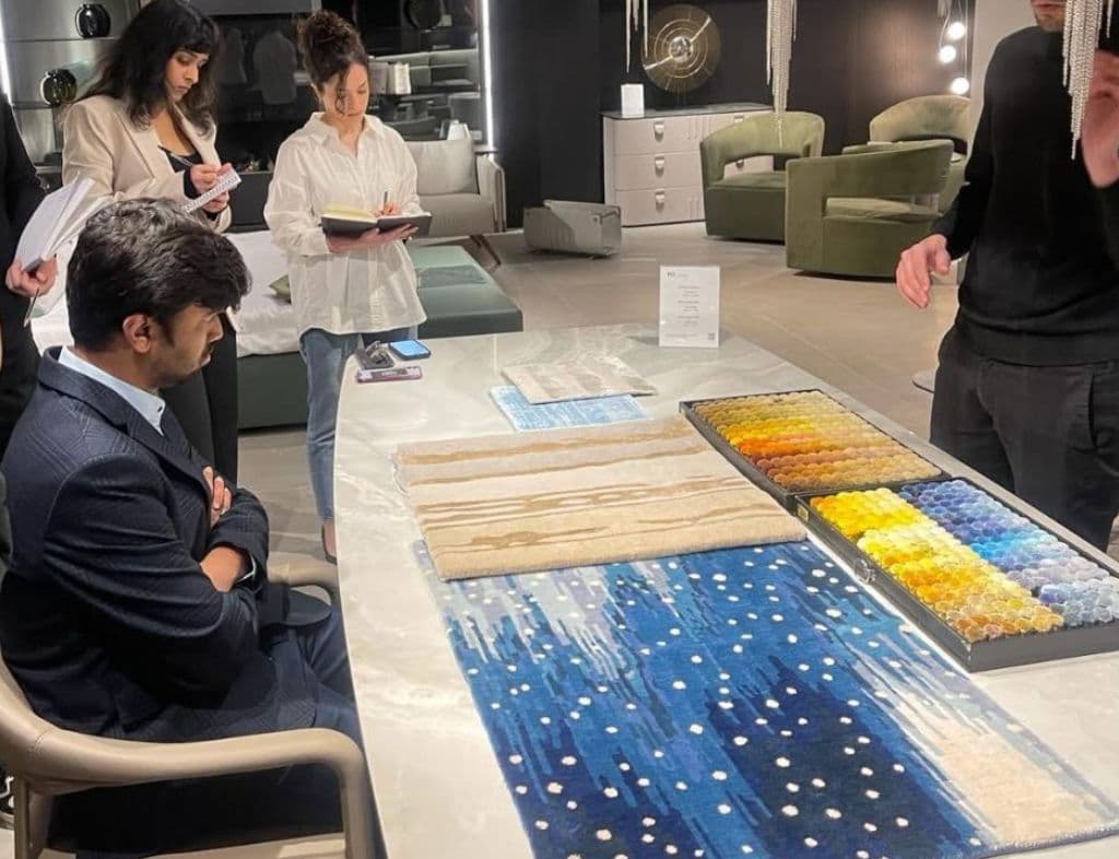 Contemporary Luxury Rug with Geometric Patterns