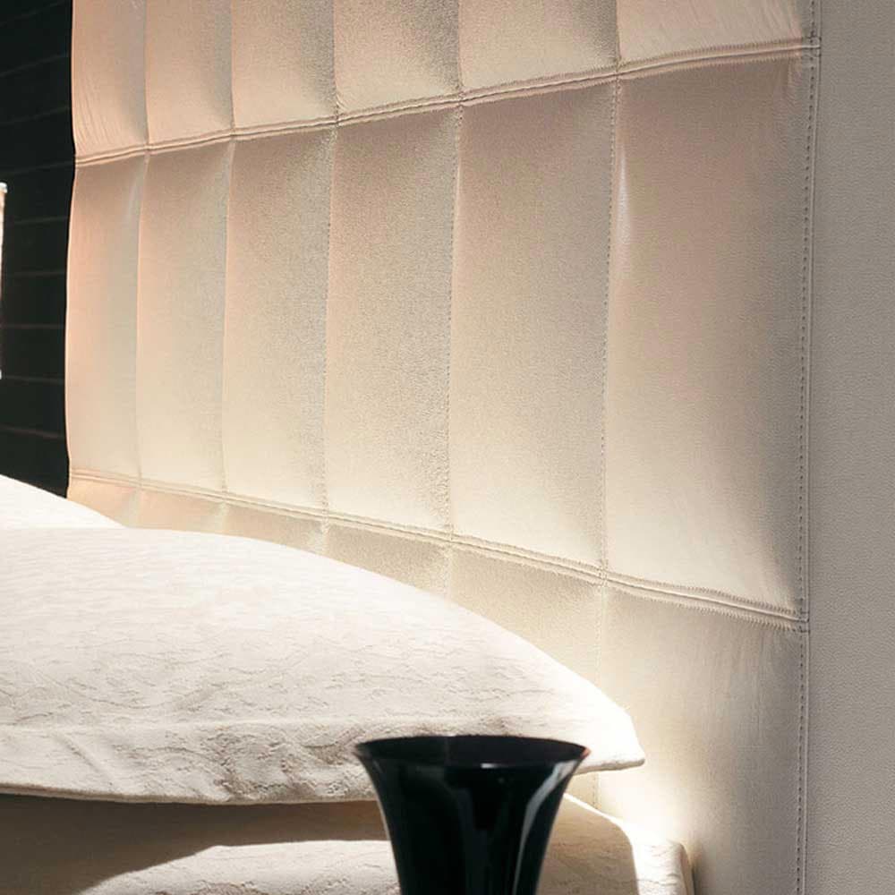 Side view of the William bed by Cattelan Italia, featuring sleek lines and elegance.