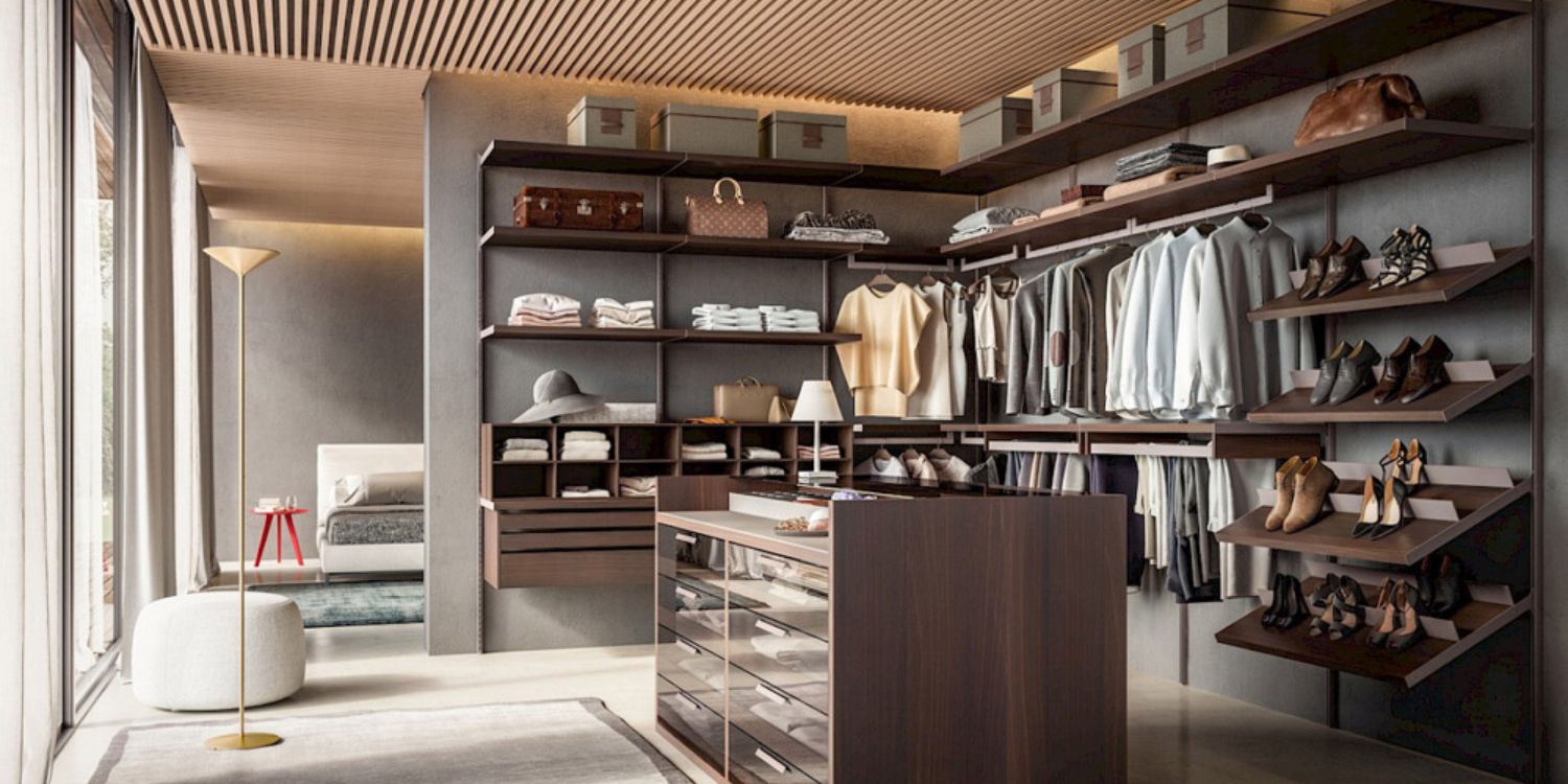 Where Should a Mirror Be Placed In a Walkin Closet?